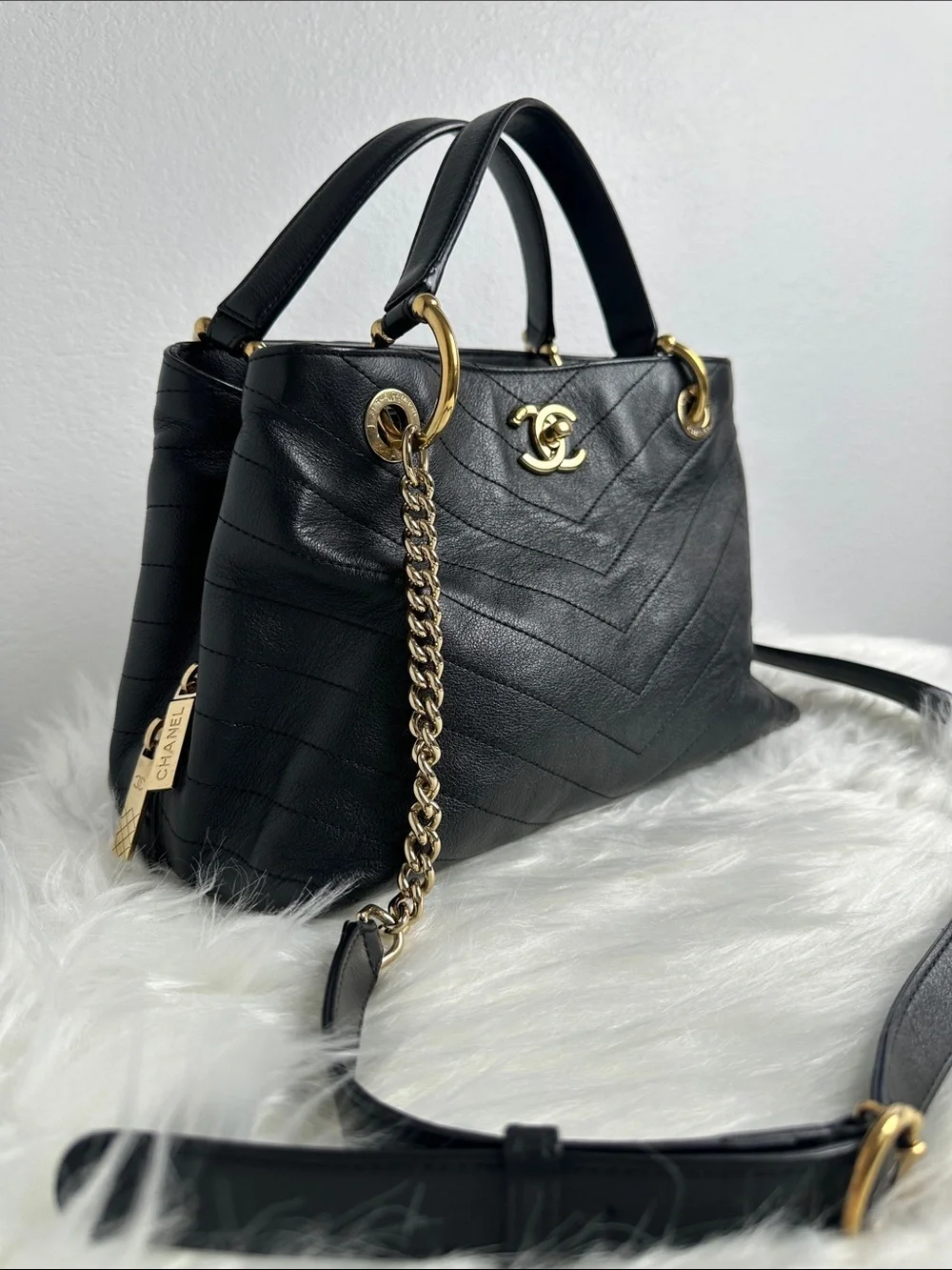 💯Authentic Chanel Chevron Quilted Shoulder Bag – Black Leather & Gold Hardware🍀